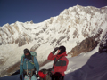 Auf etwa 5500 Metern Höhe - im Hintergrund die Südwand der Annapurna, die am Gipfel mit 8091 m endet